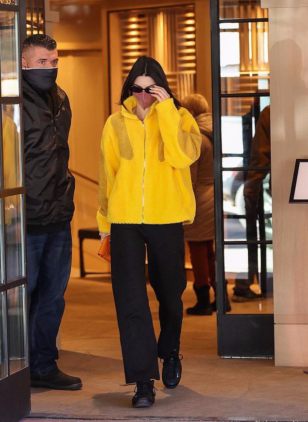 Посмотрите на Кендалл Дженнер и добавьте в свой гардероб яркую флисовую куртку, которая будет греть вас всю оставшуюся зиму