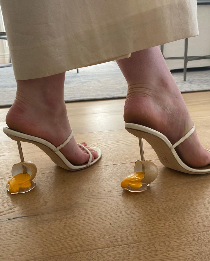 Брюки, которые стройнят, и самые модные туфли сезона: поразительный образ Эль Фаннинг из вещей двух брендов в двух цветах