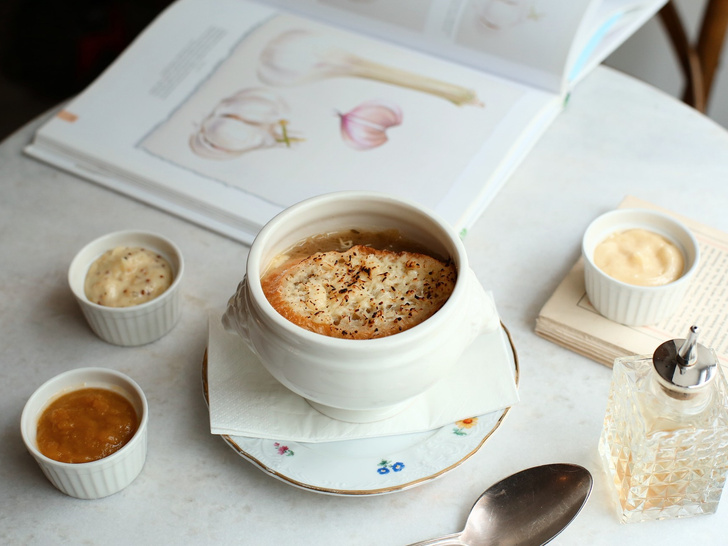 Фото №3 - Французский луковый суп: история блюда и самый вкусный рецепт