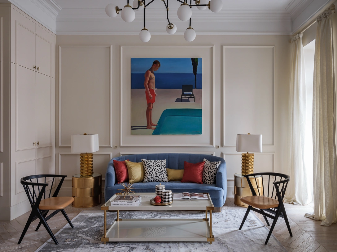 Гостиная. Мраморный журнальный стол и стулья, винтаж. Над диваном — картина художника Елены Петровой-Киноварь, галерея Milliart. В стене спрятаны шкафы для одежды. | Источник: Ник Руденко