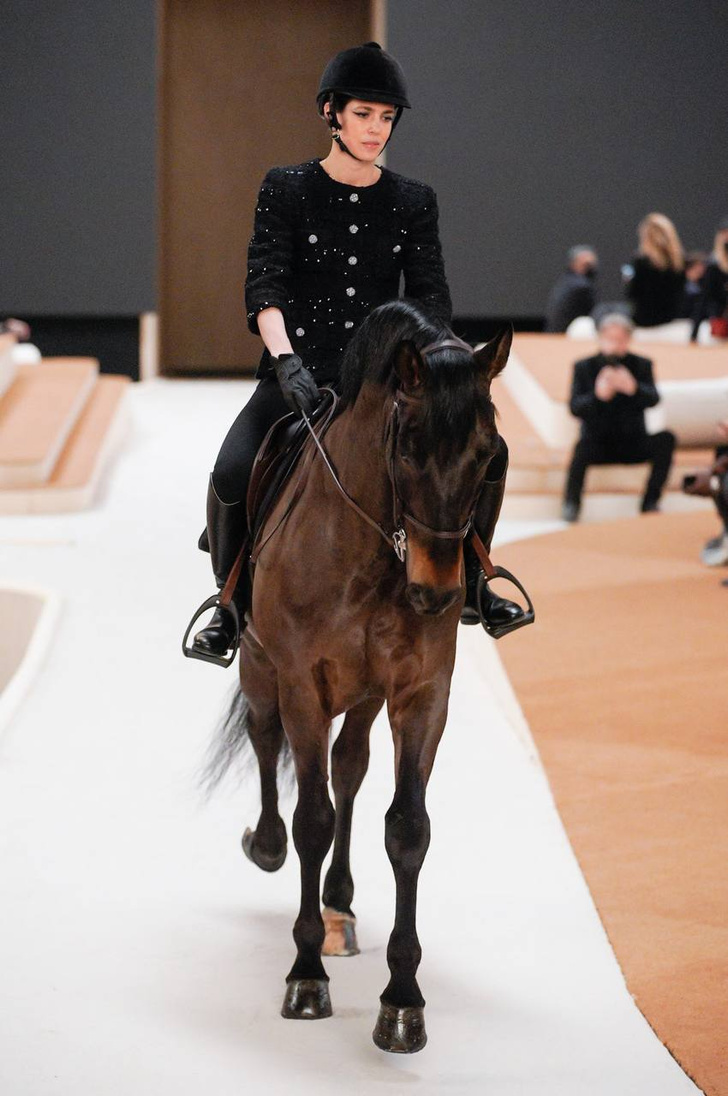 Принцесса Монако Шарлотта Казираги открыла показ кутюрной коллекции Chanel верхом на коне