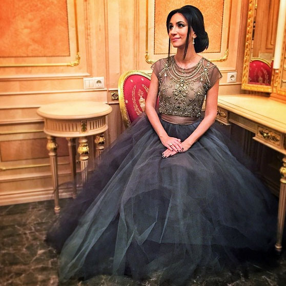 Красавица Зара вышла на сцену в одном из самых любимых своих платьев