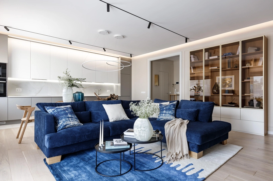 Гостиная. Диван, Sits. Вазы и журнальный стол, магазин «Предметы». На полу — инженерная доска, Finex. Кухня и вся корпусная мебель, мебельная студия Cube. | Источник: Максим Максимов