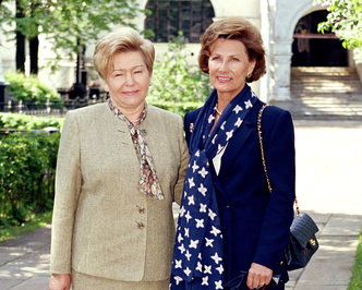 От Хрущевой до Путиной: как выглядели и одевались первые леди нашей страны