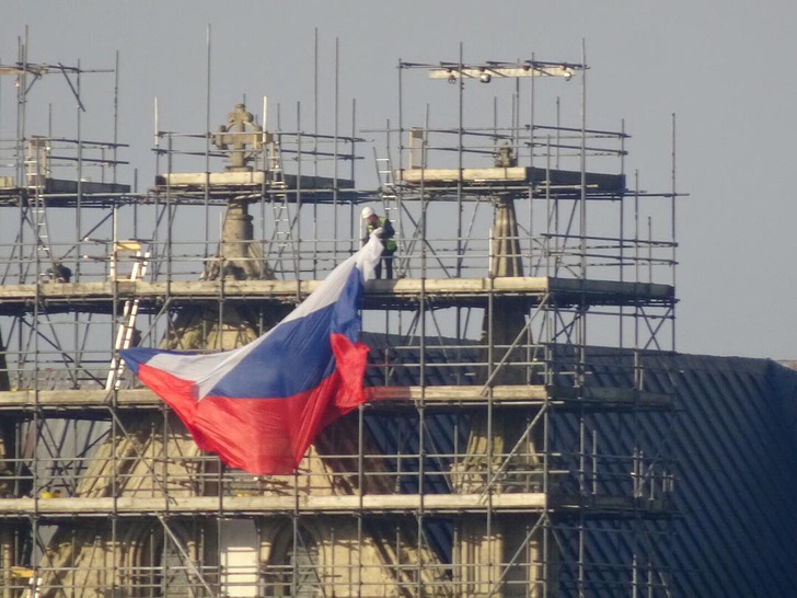 На Солсберийском соборе вывесили российский флаг (фото)