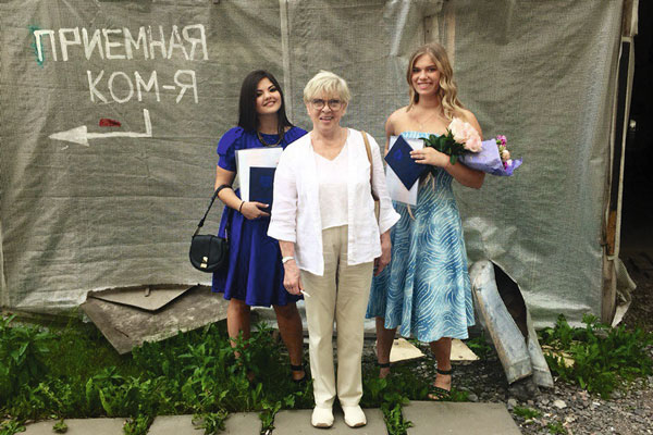 Алиса Бруновна и Аня (справа) после вручения диплома