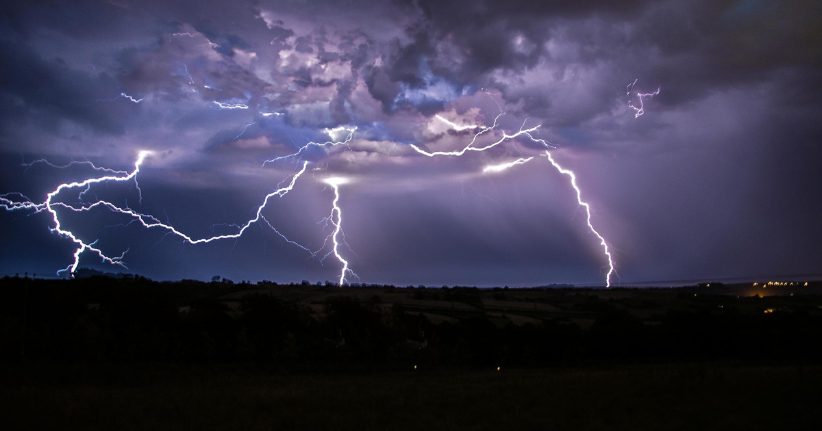 Молния бьет сверху вниз или снизу вверх | Вокруг Света