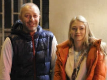 Муж согревает Оксану Акиньшину на съемках