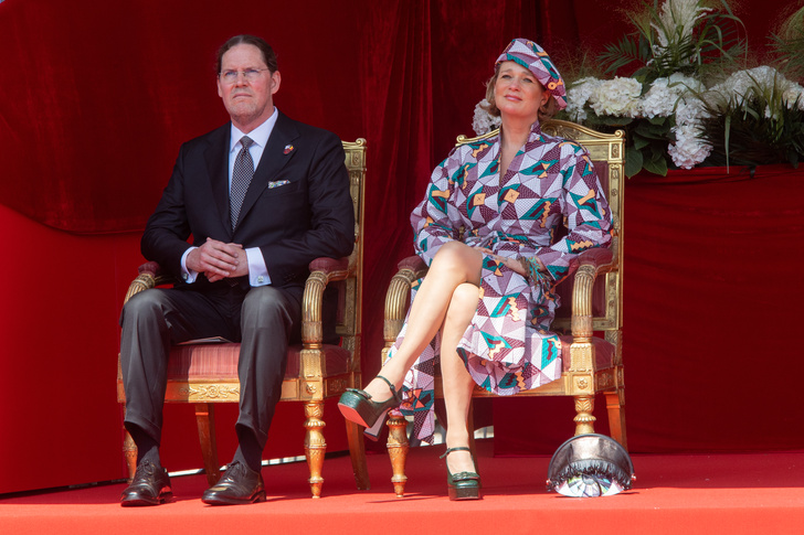 Внебрачная дочь короля Бельгии оделась на выход с семьей как в цирк