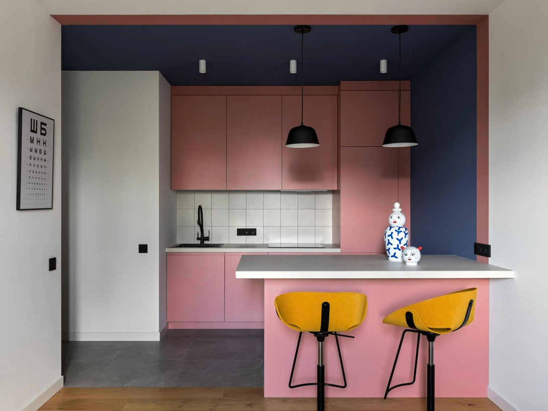 Кухня. Фартук отделан керамогранитом, Marazzi. Вазы, Seletti. Стулья, Tonon. | Источник: Егор Пясковский стиль: Юлия Мамедова