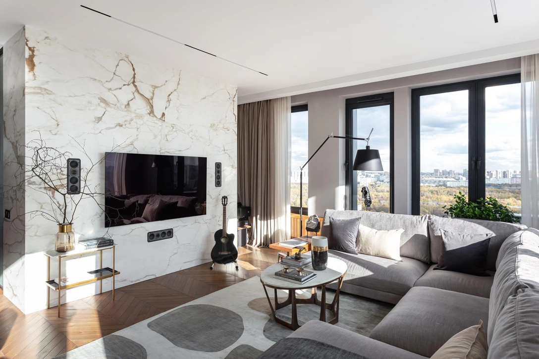 Гостиная. Стена отделана керамогранитом Calacatta Macchia Vecchia, Ariostea. Ковер, Rug Republic. Журнальный столик и стеллаж, Dantone Home. На столе — керамическая ваза художницы Натальи Бедрединовой. | Источник: Женя Муравьева. Стиль: Екатерина Шаповалова