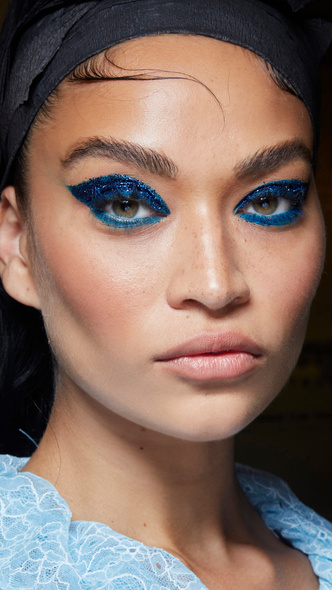 Голубые тени и блески для губ: 5 самых ужасных бьюти-трендов прошлого, которые снова в моде