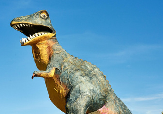 Жили по 40 лет и владели инструментами: как тираннозавров наделили умом, и кого это не устроило