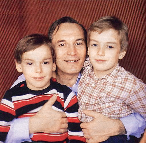 По словам друзей семьи, оба сына Ланового, Сергей (слева) и Александр, всегда были очень привязаны к отцу. 1980-е годы