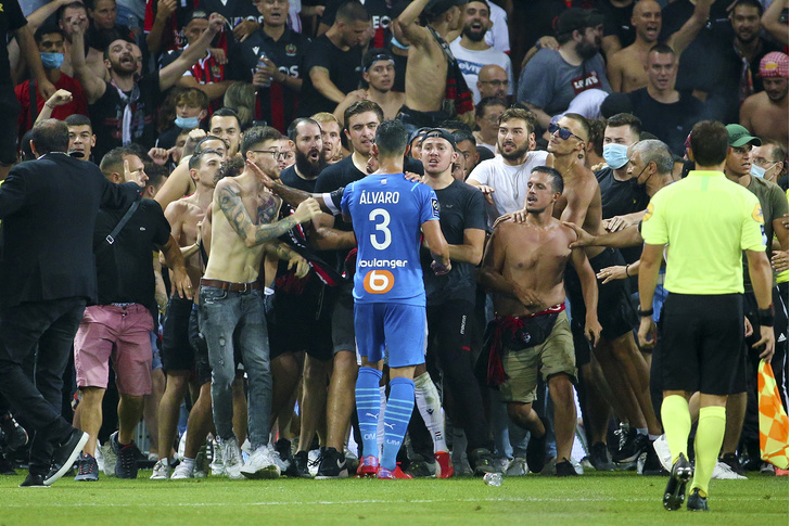 Стычка игроков «Марселя» с фанатами «Ниццы» на стадионе во время матча. Ницца, 22 августа 2021 года.