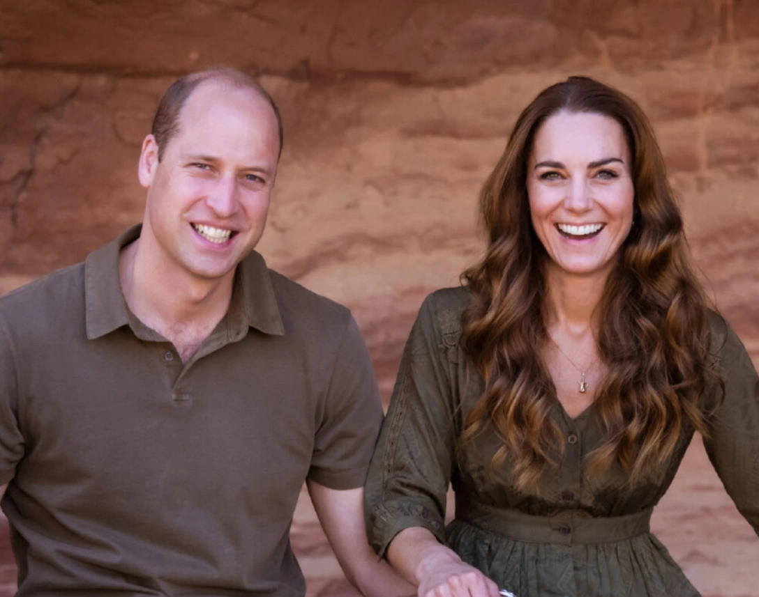 Необычные предметы и шорты будущего короля: Кембриджские показали новую рождественскую открытку (и она очень странная) | marieclaire.ru