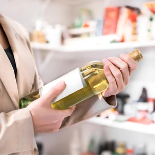 Как определить некачественный алкоголь в магазине: 5 главных уловок, о которых вы не знали