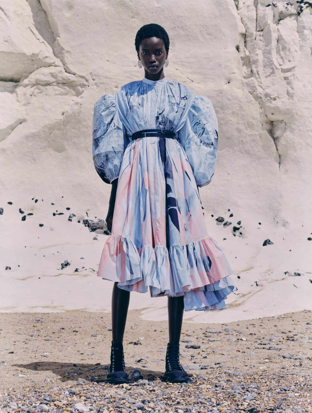 Фото №1 - Причудливые банты и «поплывшие» ткани: коллекция Alexander McQueen в ожидании весны