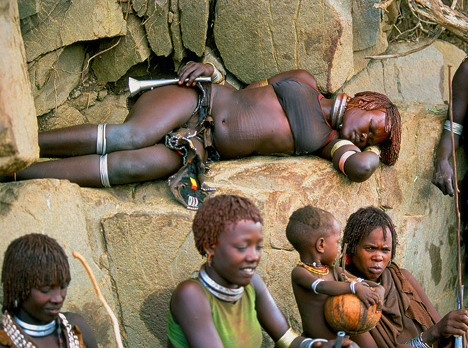 Удары судьбы: за что мужчины эфиопского племени бьют своих женщин