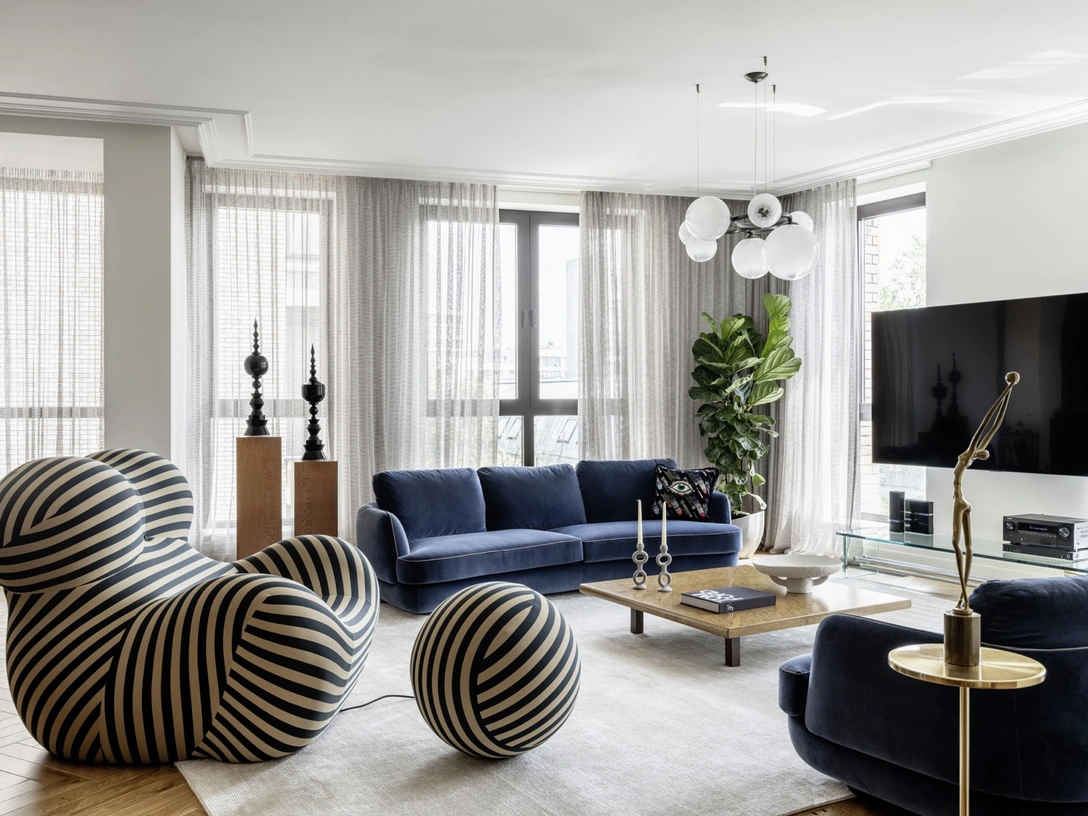 Гостиная. Кресло UP 50, дизайн Гаэтано Пеше, B&B Italia. На постаментах — деревянные скульптуры Златы Корниловой. Журнальный стол, дизайн Джованни Оффреди, и стеклянная консоль, дизайн Hiroyuki Toyoda для Simon Gаvina, Италия, 1970-е, @repeatstory. Ковер, Art de Vivre. Люстра Puppet Ring, Vistosi. На столике AYTM, L’Appartement, — винтажная скульптура. | Источник: Михаил Лоскутов