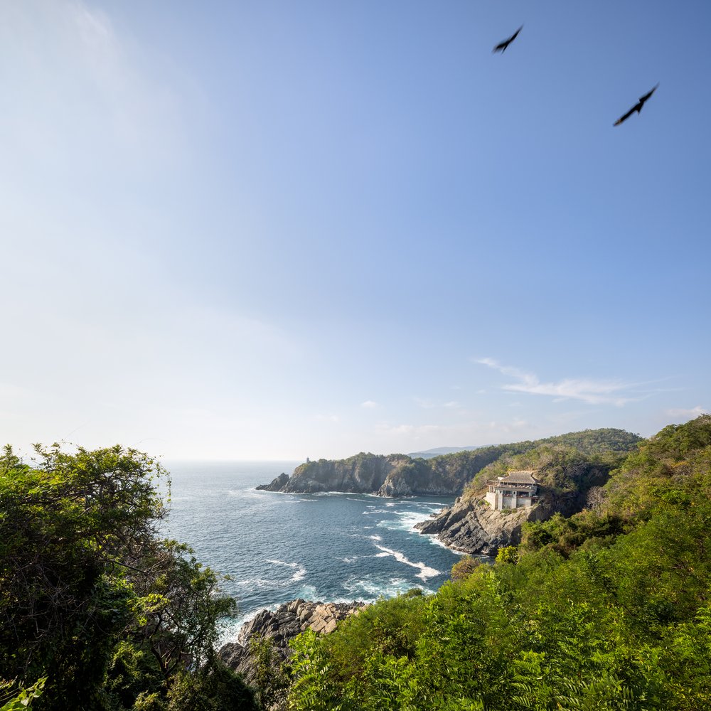 Студия Zozaya Arquitectos построила на скале виллу, полностью открытую океану | Источник: Рафаэль Гамо