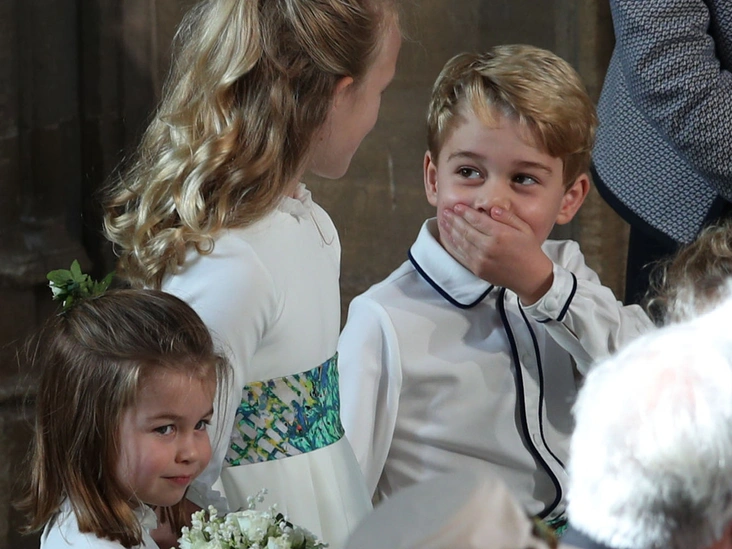 Шарлотта и Джордж веселятся со своей кузиной Саванной Филлипс во время свадьбы принцессы Евгении и Джека Бруксбэнка, 2018 год