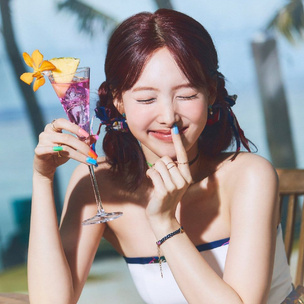 Трек дня: летний k-pop хит «Alcohol-Free» от TWICE, который перенесет тебя на пляжную вечеринку 🍹