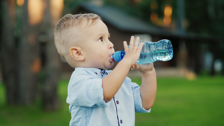 Ученый Гончар предупредил об опасности воды в пластиковых бутылках