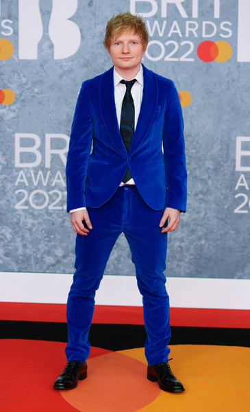 Эд Ширан появился на BRIT Awards и показал, как выглядит идеальный костюм для парня на выпускной 2022