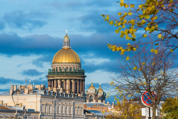 Вид на Исаакиевский собор в Санкт-Петербурге | Источник: David Bokuchava / Alamy