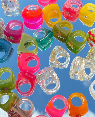 Фото №6 - Самый летний тренд: как носить пластиковые кольца, как у Беллы Хадид и Дуа Липы