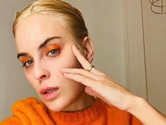 25-летняя дочь Брюса Уиллиса и Деми Мур Таллула показала обкусанные губы и следы от прыщей