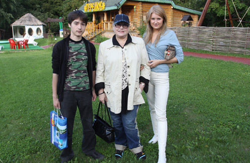 Лидия Федосеева-Шукшина с внуками Васей и Аней