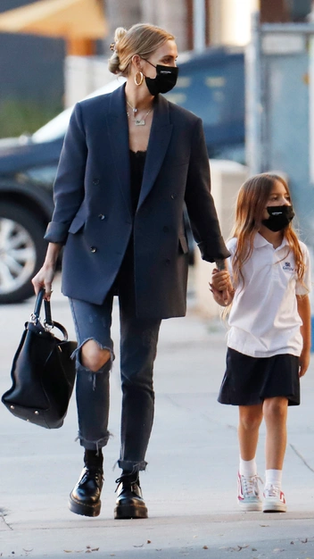 Основы базового гардероба: новый выход Эшли Симпсон, который стоит повторить всем | marieclaire.ru