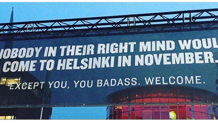 В Хельсинки путешественников приветствуют остроумным плакатом