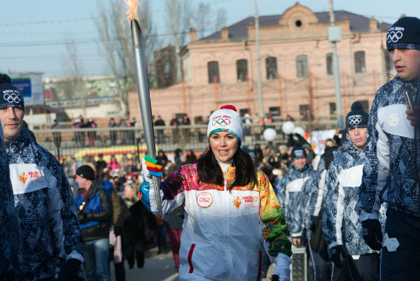 Заворотнюк пробежала с олимпийским огнем в родном городе