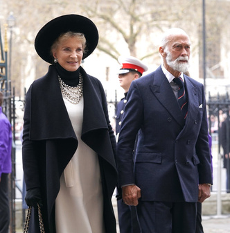 В день памяти принца Филиппа Елизавета II не сдержала слез — рядом с ней был «отмененный» принц Эндрю