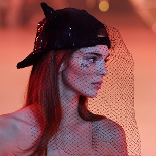 Ультракороткое платье и лаковые сапоги: Кендалл Дженнер в соблазнительном наряде на Неделе моды в Париже
