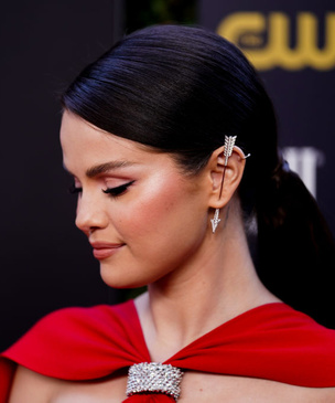 Стрела Амура в мочке уха: на что намекает Селена Гомес в красном платье Louis Vuitton