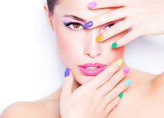 Лунки на ногтях и разноцветный лак: модные тенденции маникюра