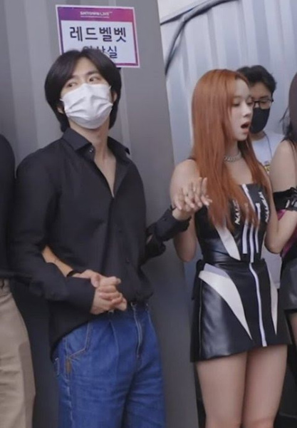 Десять лет разницы в возрасте: Винтер из aespa и Сухо из EXO пойманы держащимися за руки