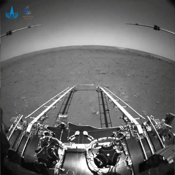 Китайский ровер «Чжужун» передал первые фотографии Марса