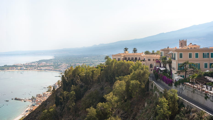 Планируем летний отпуск: легендарный итальянский отель на Ионическом побережье Сицилии готов принимать гостей