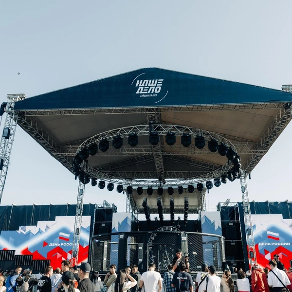 Прыжки с парашютом, мировые рекорды, выступления звезд: как в Питере отметили День России | Источник: Пресс-служба Insight People