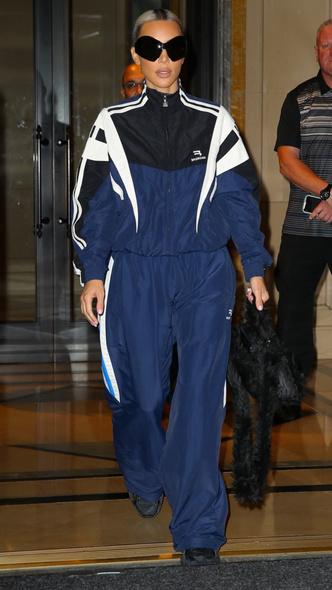 Ким Кардашьян снова носит популярные в 90-е спортивные костюмы