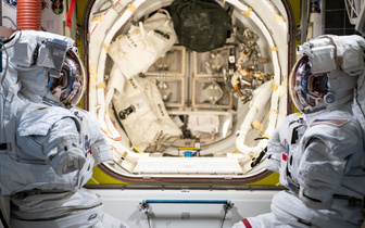 Может ли космонавт сам надеть скафандр?