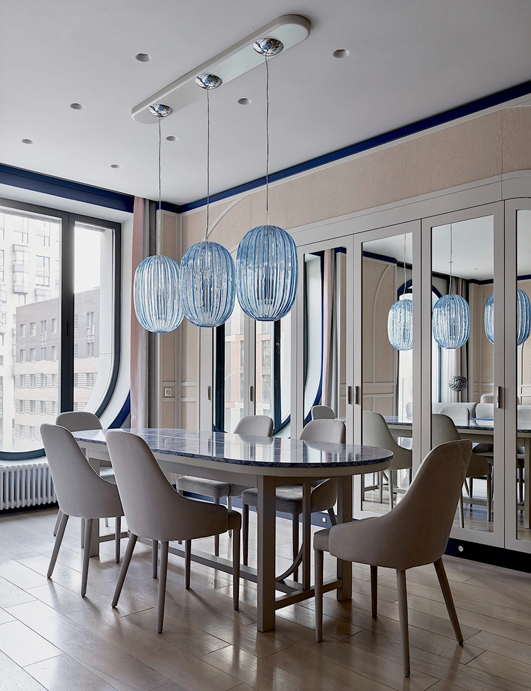 Обеденный стол выполнен по эскизам дизайнера в мастерской Дмитрия Оленичева. В столешницу интегрирован светодиодный светильник, который позволяет делать эффектные сервировки. Особенно аппетитно смотрятся листья салата или карпаччо, поданные на блюдах из прозрачного стекла. | Источник: Сергей Ананьев стиль: Юлия Чеботарь