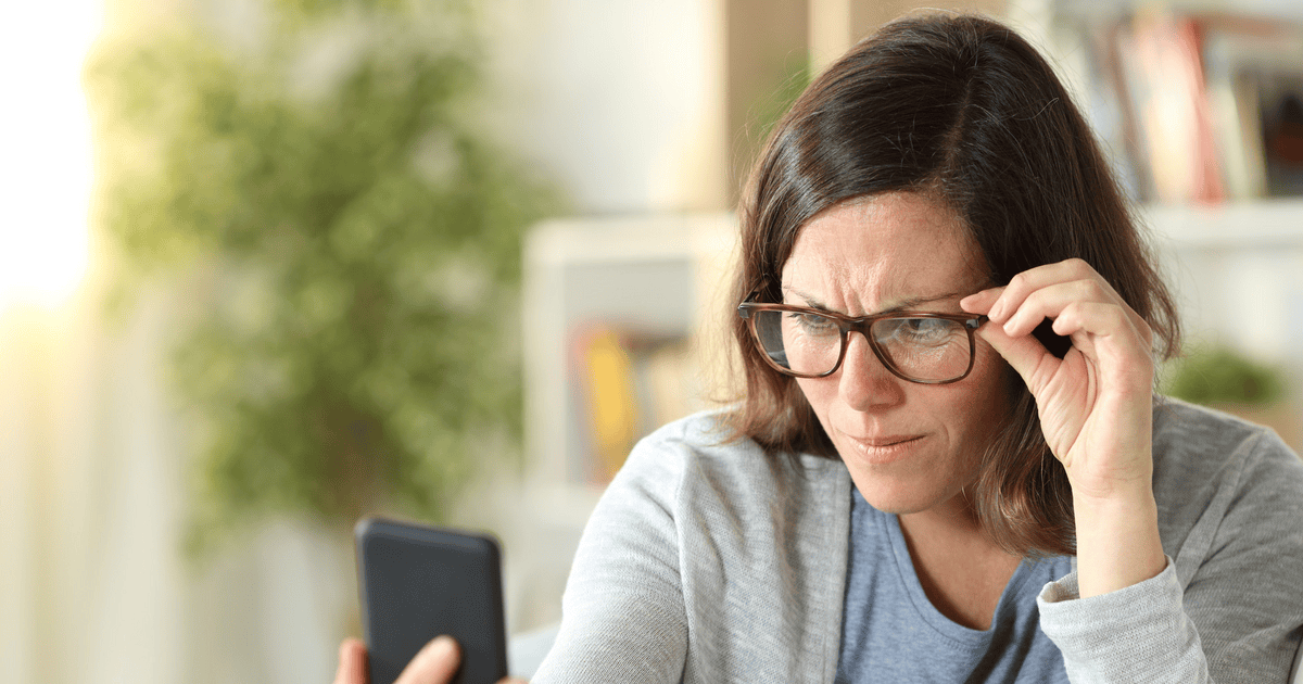 Испортила зрение очками. Ухудшение зрения от смартфона. Взрослая женщина смотрит в телефон. Прогрессивное ухудшение зрения. Ухудшение зрения ребенка из-за гаджетов.