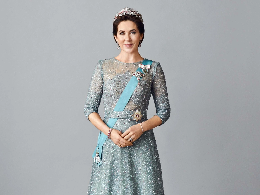 «Датской Кейт Миддлтон» — 50! Принцесса Мэри опубликовала новые официальные портреты и затмила герцогиню Кембриджскую | marieclaire.ru