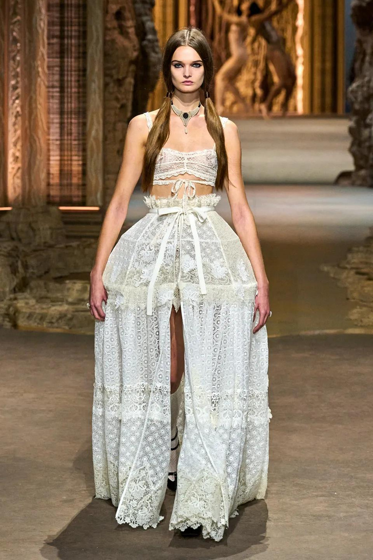 Прозрачное платье невесты «эпохи Возрождения» Christian Dior с огромным подъюбником у главной актрисы года — Ани Тейлор-Джой